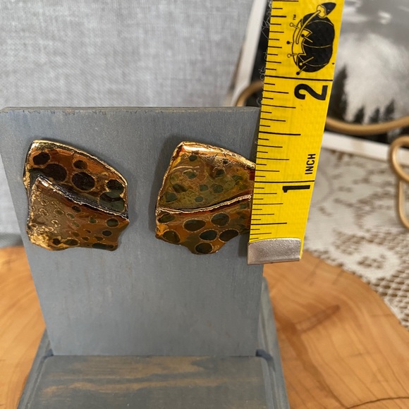 Animal print lightweight studs. - Picture 3 of 4